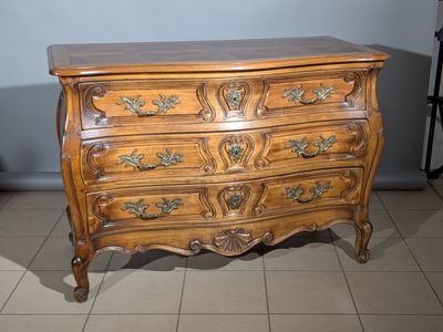une commode en bois posée sur un sol carrelé