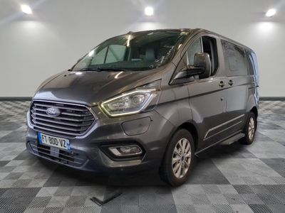 une fourgonnette Ford Transit garée dans une grande pièce au sol à carreaux