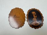 deux plaques en bois représentant une femme tenant un parapluie