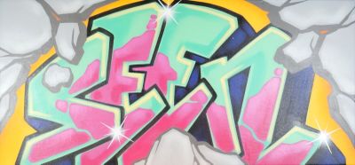 une photo d'un mur sur lequel on voit des graffitis