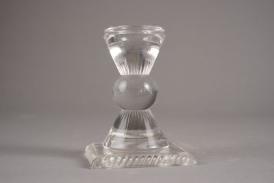 un bougeoir en verre transparent orné d'une boule