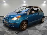 une petite voiture bleue garée sur un sol à damier