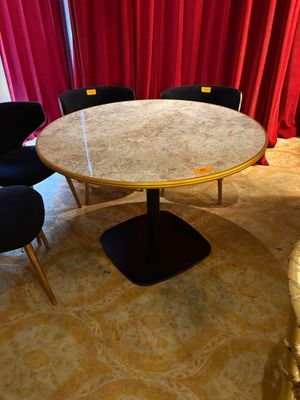des tables et des chaises dans une pièce aux rideaux rouges
