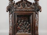 une vieille horloge en bois ornée de sculptures et de gravures