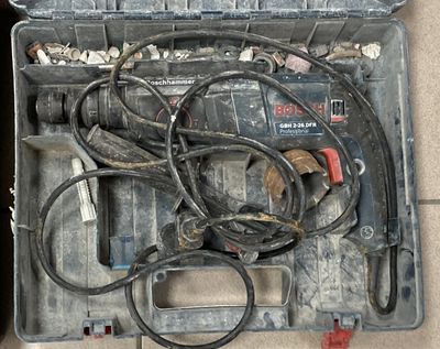 une boîte à outils avec un tas d'outils à l'intérieur
