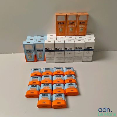 beaucoup de boîtes orange et blanches de dentifrice et de dentifrice