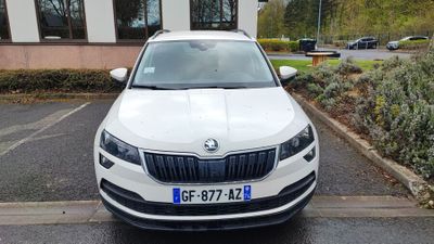 une voiture blanche garée devant un bâtiment