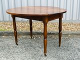 une table en bois posée sur un sol recouvert de gravier