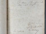 un livre ouvert avec une écriture dessus, posé sur une table