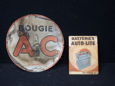 une assiette sur laquelle est représentée une batterie de voiture et une boîte de piles