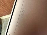 un ordinateur portable posé sur une table en bois