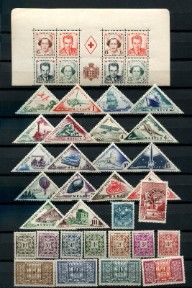 une photo d'une collection de timbres exposée sur un mur