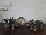 une table sur laquelle sont disposés de nombreux objets en argent