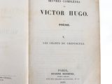 un livre ouvert sur lequel figure une illustration du titre d'un ouvrage de Victor Hugo