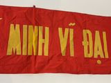 red and yellow banner with the words chi minh y bai on it