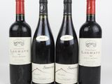 trois bouteilles de vin sont alignées sur une surface blanche