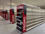 de nombreuses étagères vides dans un magasin, sur lesquelles on peut lire « prono prono »
