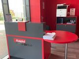 un bureau rouge et gris, avec un bureau rouge et un mur rouge