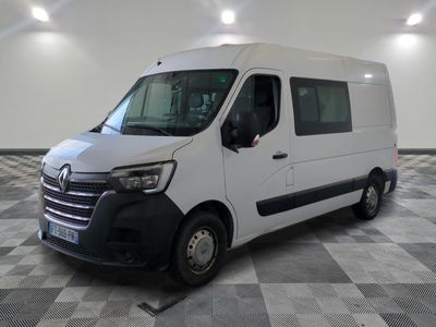 la photo d'une camionnette blanche garée dans une pièce