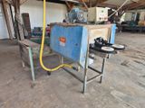 une machine qui se trouve à l'intérieur d'un bâtiment