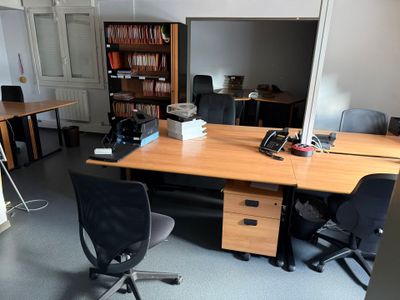 un bureau avec deux chaises et un ordinateur dessus