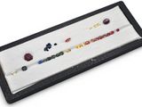 un gros plan sur une vitrine contenant un assortiment de pierres de différentes couleurs