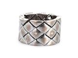 une image représentant une bague en argent sur fond blanc