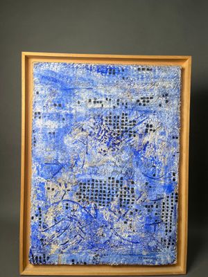 une peinture abstraite bleue et blanche dans un cadre en bois