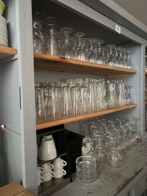 Un important lot de verres, tasses, sous tasses, carafes...