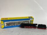 une image représentant un petit train posé sur une surface blanche