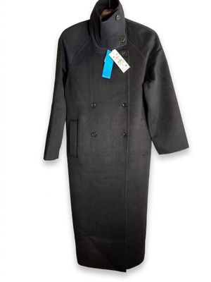 un manteau noir sur un cintre, muni d'une étiquette
