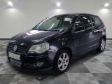la photo d'une voiture noire garée dans un garage