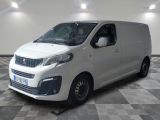 la camionnette blanche est garée sur le sol en damier d'une pièce