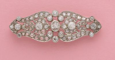 une broche ancienne sertie de diamants sur fond rose