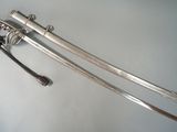 deux épées posées sur une table