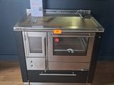 une cuisinière en argent avec une plaque de cuisson en argent et un four en argent