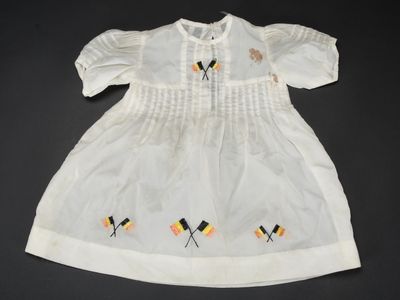une vieille robe blanche ornée de drapeaux jaunes et noirs