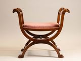 une photo d'un banc en bois avec une assise rose