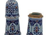 paire de salières et poivrières bleues et blanches ornées de motifs floraux