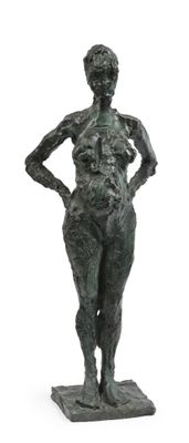 statue d'une femme debout sur un socle, les mains sur les hanches