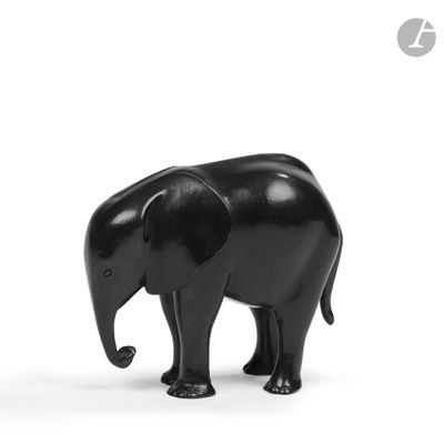un petit éléphant noir debout sur une surface blanche