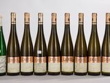 six bouteilles de vin sont alignées sur une table