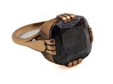 une image d'une bague sertie d'une pierre noire