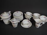 un grand nombre d'assiettes et de tasses posées sur une table