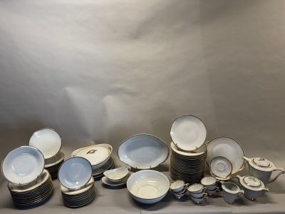 beaucoup d'assiettes et de bols posés sur une table