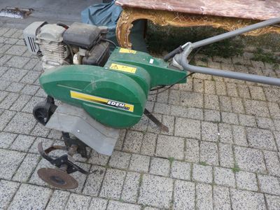 une petite machine verte posée par terre