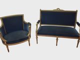 paire de chaises peintes en bleu et or, avec accoudoirs et pieds