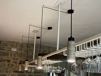 de nombreux verres à vin suspendus au plafond d'un bar