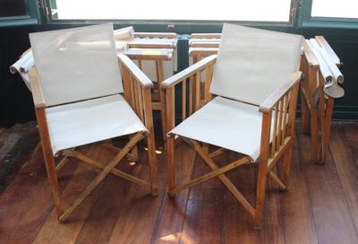 plusieurs chaises et une table dans une pièce au sol en parquet