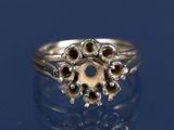 une image représentant une bague en argent ornée de têtes de mort